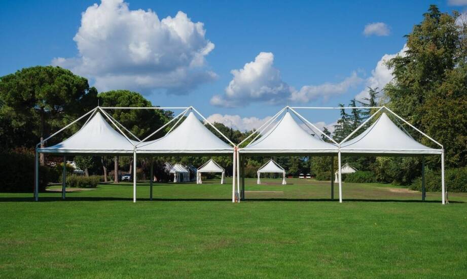 Transport i montaż namiotów: dlaczego warto skorzystać z profesjonalnej usługi?