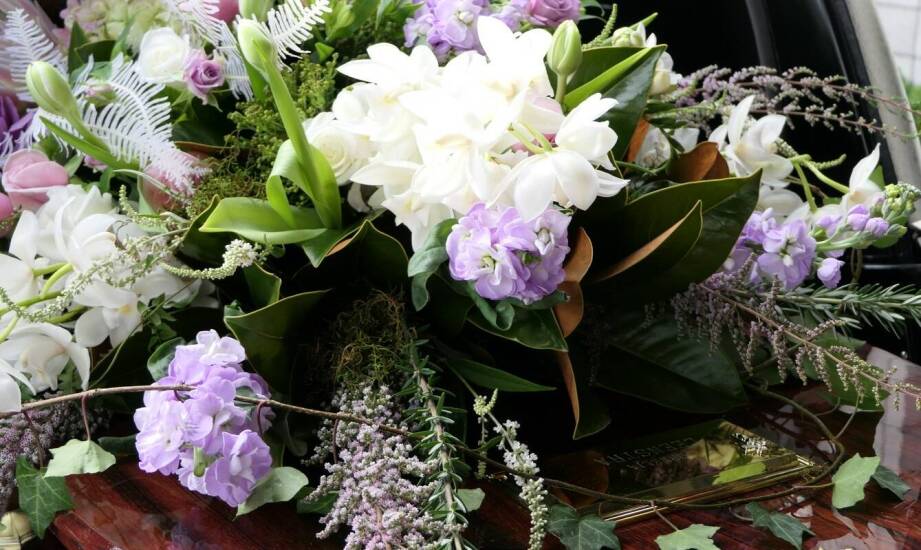 Subtelne kwiatowe aranżacje na stołach podczas styp – akcenty