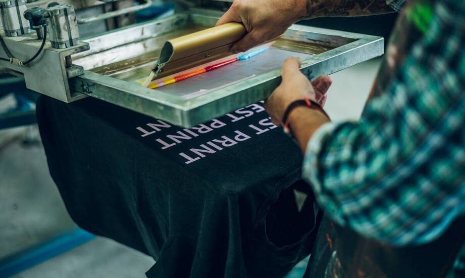 Jak mieszalnia farb do sitodruku wspiera personalizację produktów?