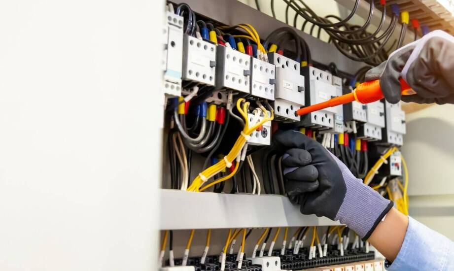 Jak poprawnie zainstalować elektryczne bezpieczniki w systemie zasilania?