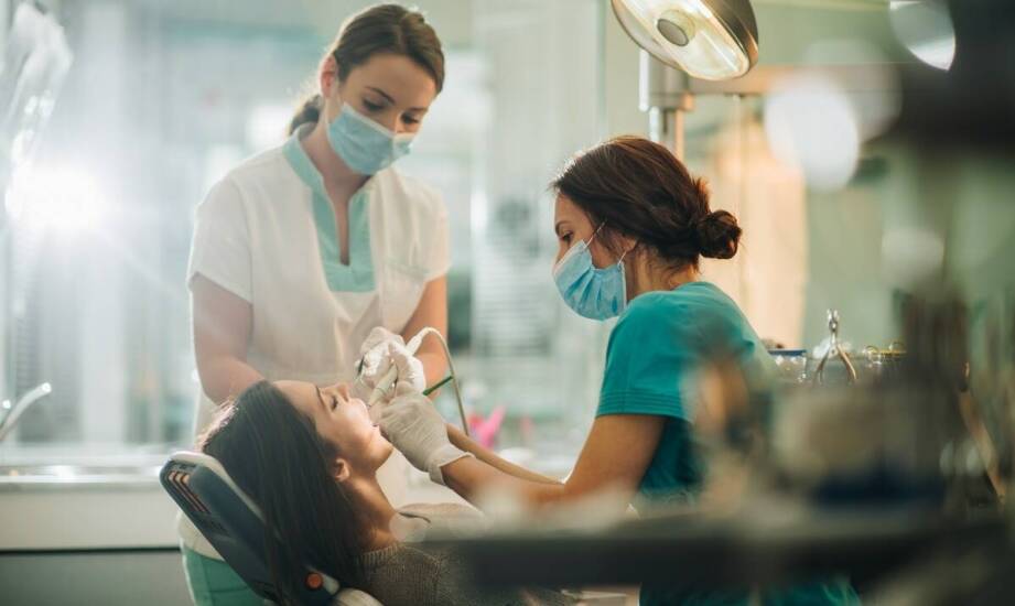 Procedura usuwania nazębnego kamienia: czego się spodziewać?