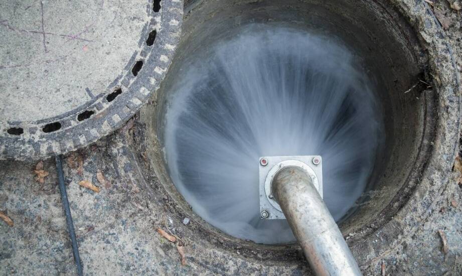 Jak skutecznie usunąć korzenie z rur i poprawić drożność systemu?