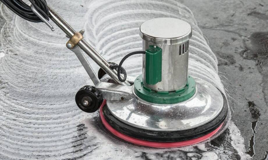 Jakie są kluczowe cechy szorowarek wpływające na ich wydajność?