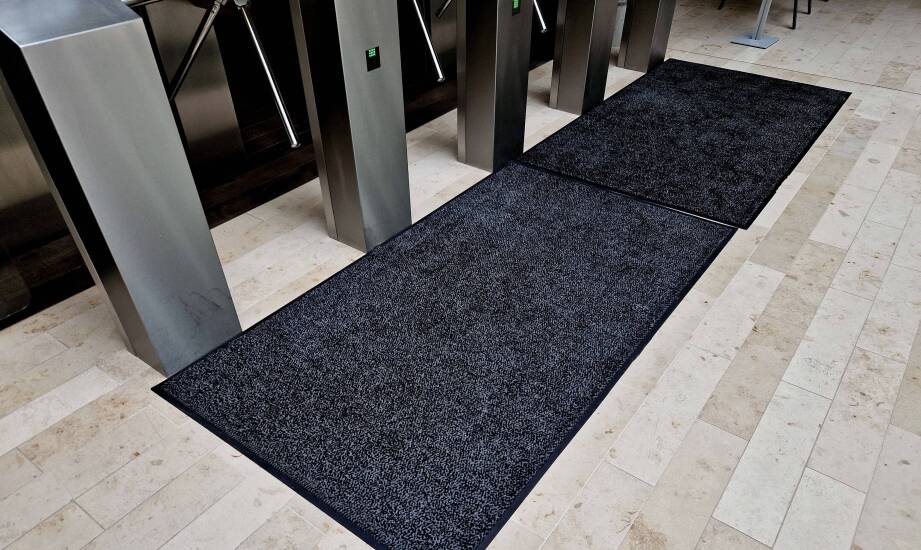 Comparison of chemical resistance of bar mats from PVC and alternative materials