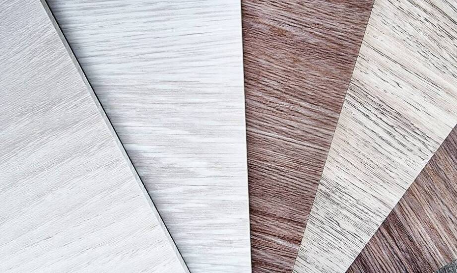 Samoprzylepne płytki winylowe w małych przestrzeniach – jak optycznie powiększyć wnętrze?