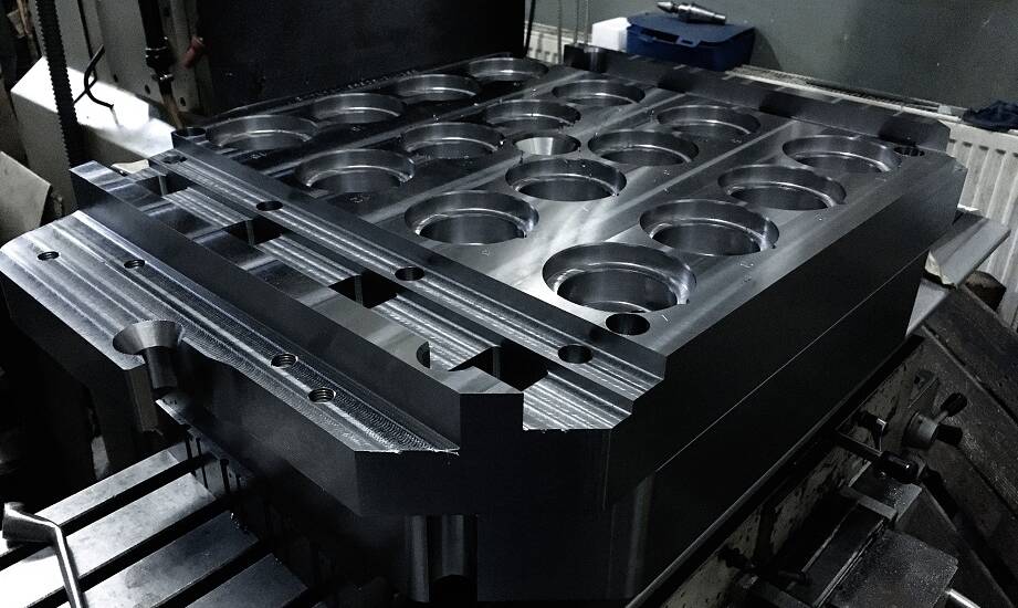 Formy wtryskowe a optymalizacja procesów produkcji kanistrów plastikowych