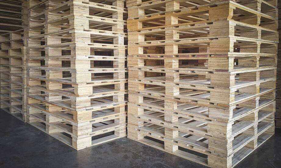Jakie są wyzwania związane z produkcją palet drewnianych na wymiar?