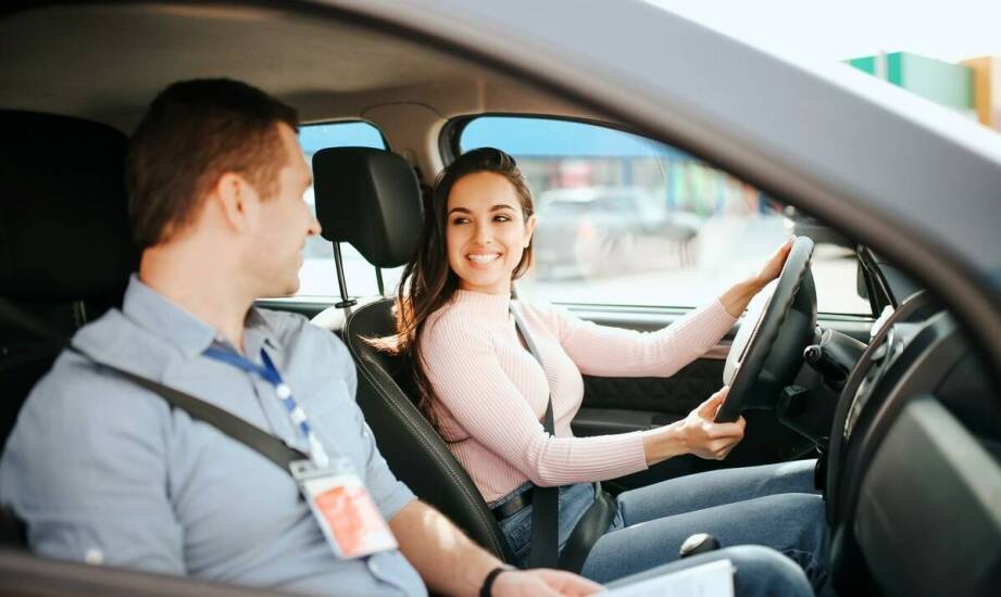 Nowoczesne metody szkolenia w kursach na prawo jazdy z automatyczną skrzynią biegów