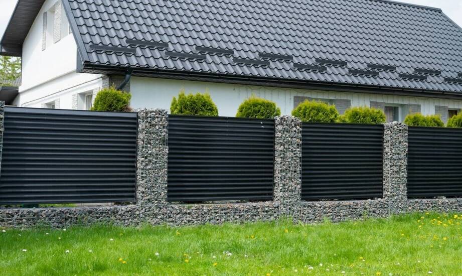 Trwałość panelowych ogrodzeń – co wpływa na ich wytrzymałość?