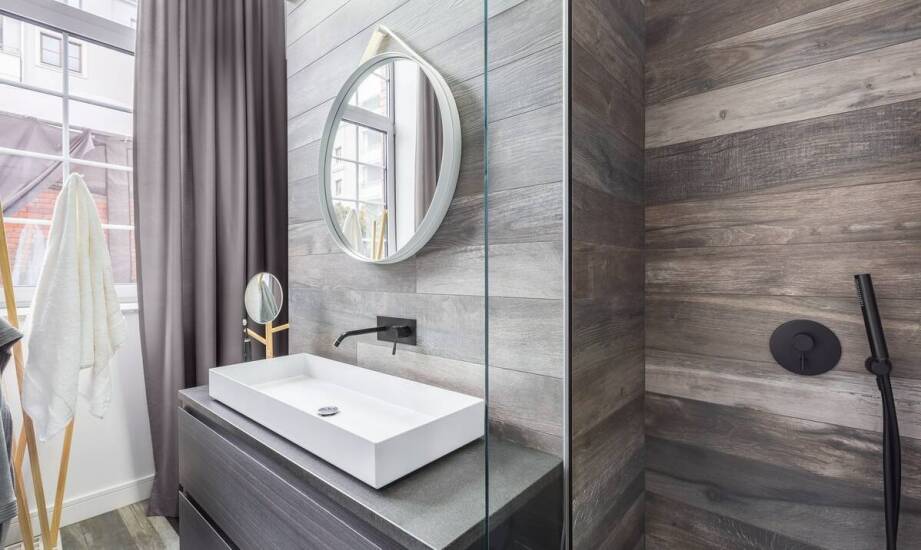 Lustra na wymiar jako sposób na optyczne powiększenie małych pomieszczeń.