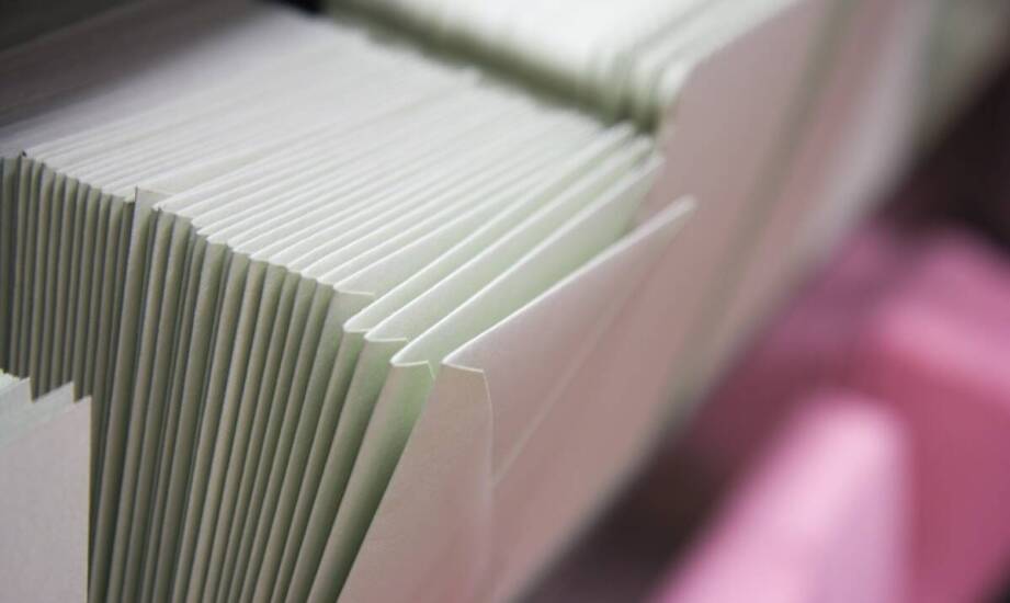 Firmowe koperty z nadrukiem – jak wybór odpowiedniej kolorystyki wpływa na wizerunek firmy?