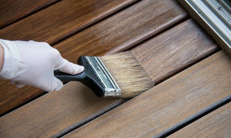 Dlaczego warto zlecić mycie i olejowanie tarasowych desek specjalistom?