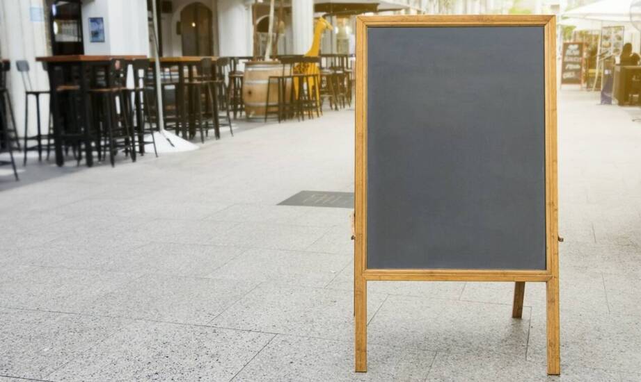 W jaki sposób przyciągnąć uwagę klientów przed lokalem?