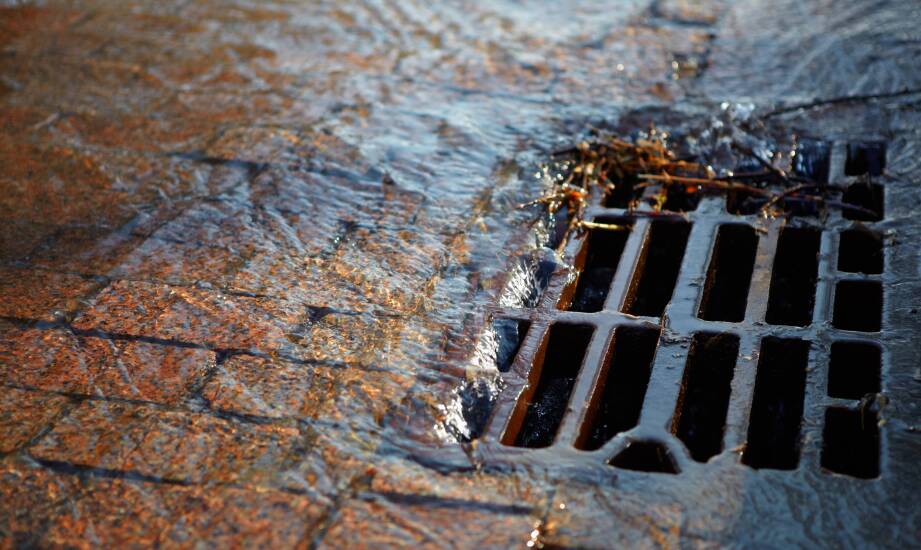 Entwässerungsrinnen und der Schutz öffentlicher Räume vor lokalen Überschwemmungen