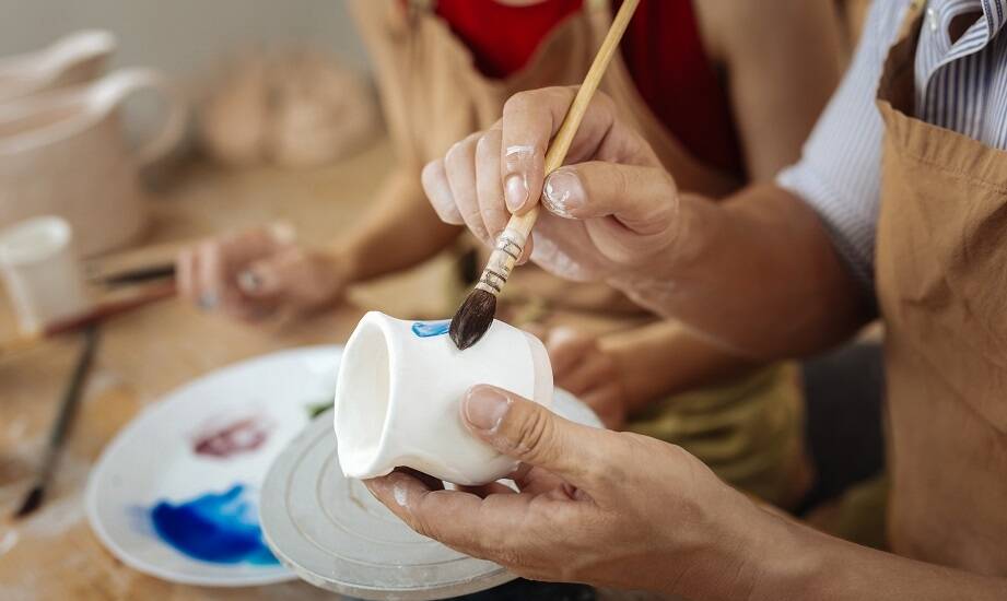 Tworzenie unikalnych naczyń podczas warsztatów ceramicznych dla dorosłych