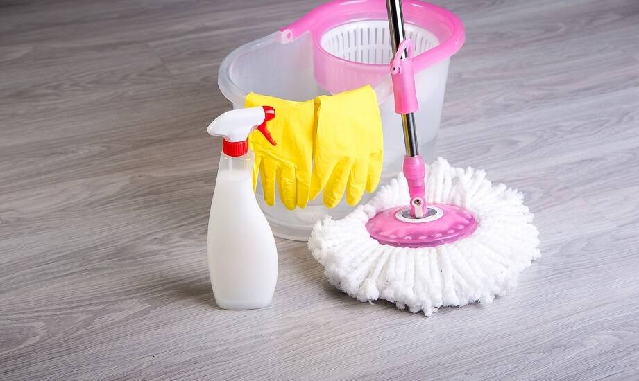 Jakie preparaty do mycia podłóg są najbardziej efektywne w dużych przestrzeniach?