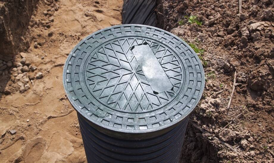 Jak odpowiednio dobrać studzienkę drenażową do specyfiki terenu?