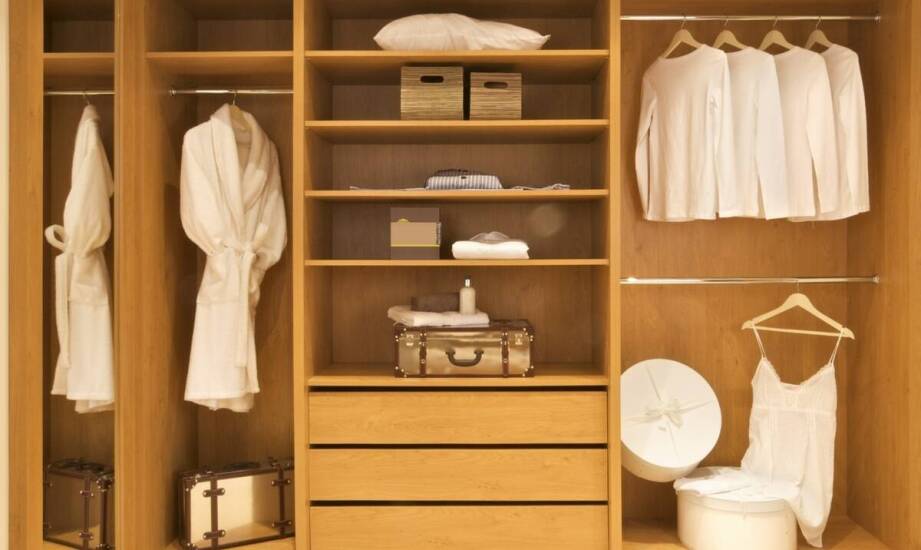 Dlaczego warto wybrać sosnowe drewniane szafy od producenta mebli?