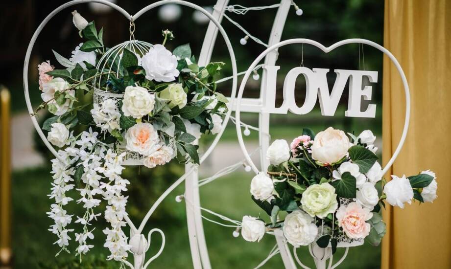 Organizacja ślubu w plenerze z pomocą sali weselnej w Olszynach