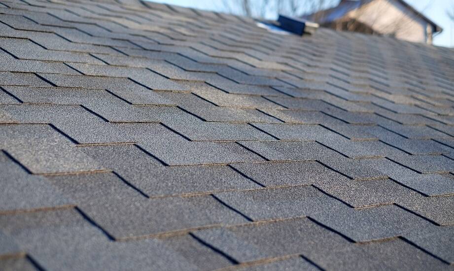 Wybór gontów bitumicznych a trwałość pokrycia dachowego