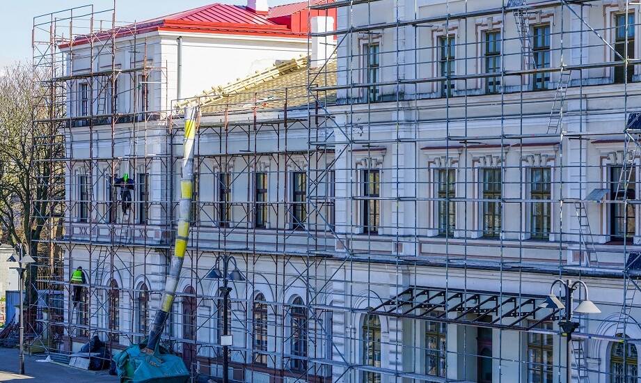 Jak zapewnić zgodność projektów rewitalizacyjnych z przepisami prawa budowlanego?