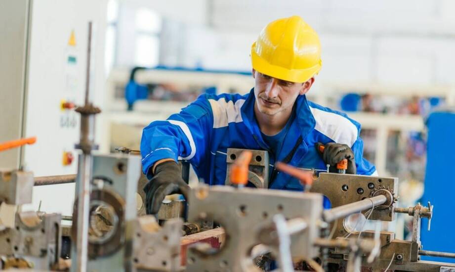 Jakie są kluczowe aspekty demontażu maszyn przed ich relokacją?