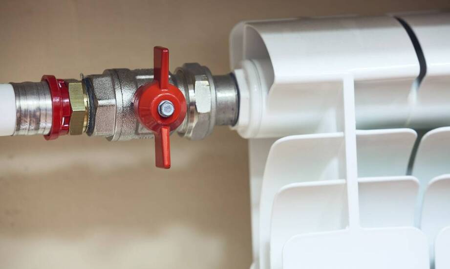 Kominkowy radiator – jak wpływa na równomierne rozprowadzanie ciepła?