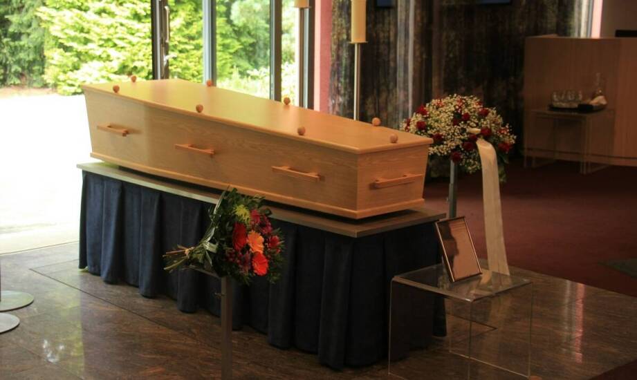 Jakie materiały są dostępne przy wyborze urn i trumien?