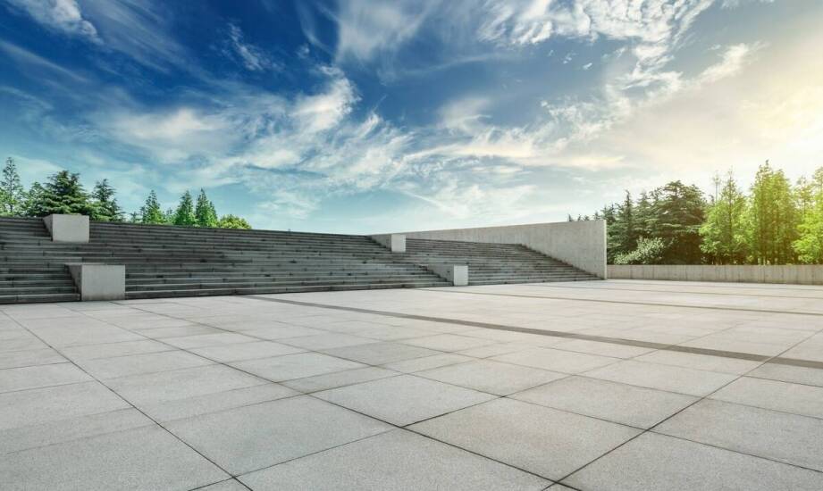 Personalizacja publicznych przestrzeni za pomocą trwałych grafik na kamieniu