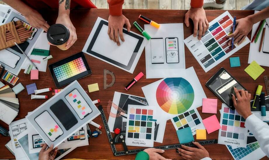 Jakie graficzne elementy przyciągają uwagę użytkowników w internecie?