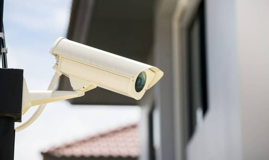 Jakie są korzyści z używania mini kamer w ochronie na osiedlach mieszkaniowych?