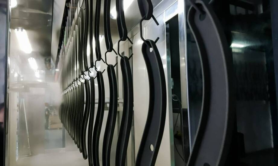 Jak proszkowe malowanie wspomaga ochronę mosiężnych elementów?