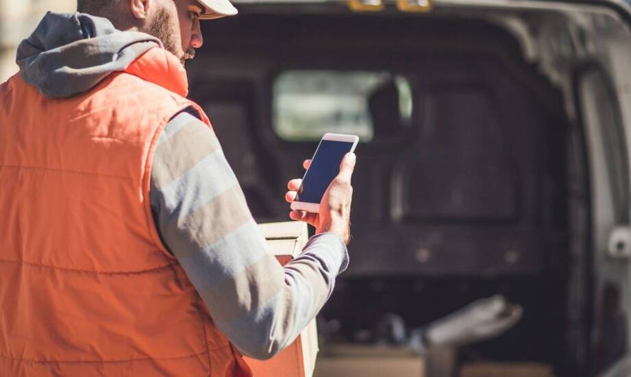 Jak szybki kurier dostosowuje się do sezonowości w branży kurierskiej?