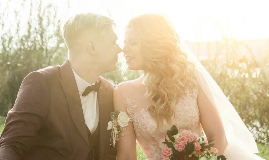 Jak sesja narzeczeńska wzbogaca pakiet Premium ślubnej fotografii?