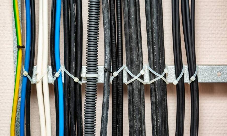 System trunkingowy w instalacjach elektrycznych: zalety metalowych korytek