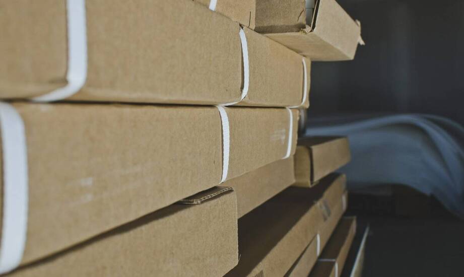 Zastosowanie PVC taśmy w opakowaniach – kluczowe korzyści dla logistyki