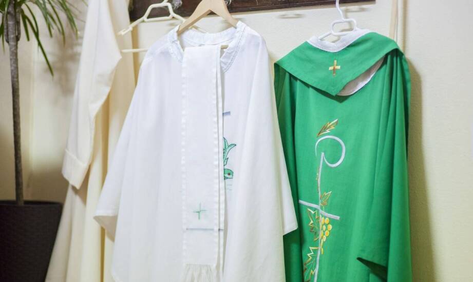 The Use of the cardinal cassock in Various Liturgical Periods