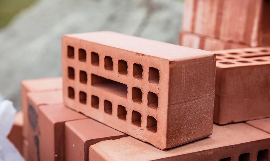Cegła dziurawka w kontekście energooszczędności w budynkach
