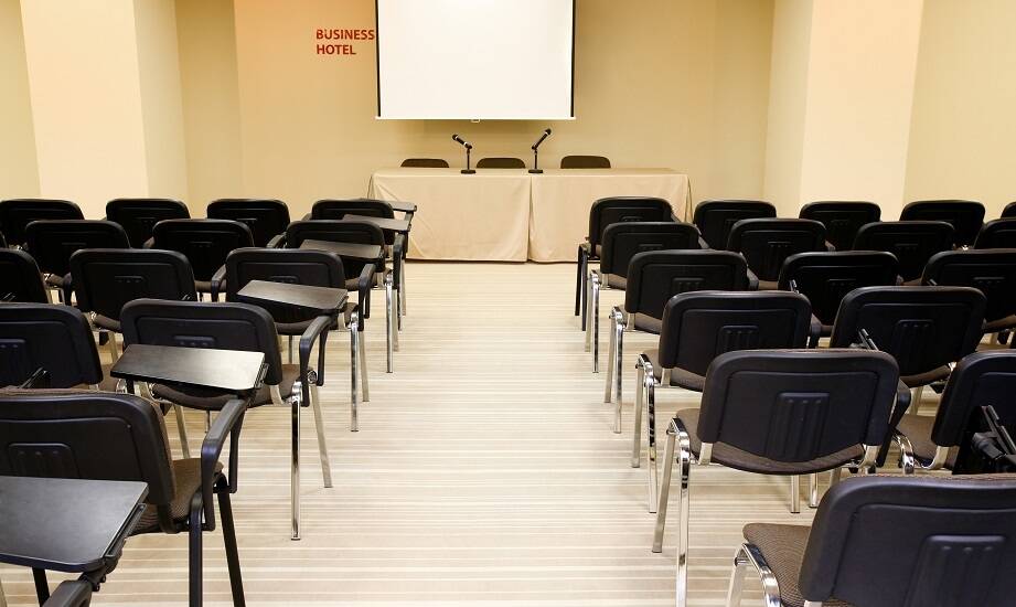 Jakie korzyści płyną z organizacji spotkań biznesowych w konferencyjnych salach w hotelu?