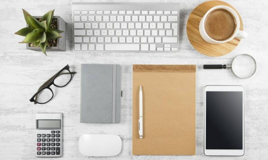 Gadżety do pracy biurowej – jak wpływają na organizację i estetykę tej przestrzeni?