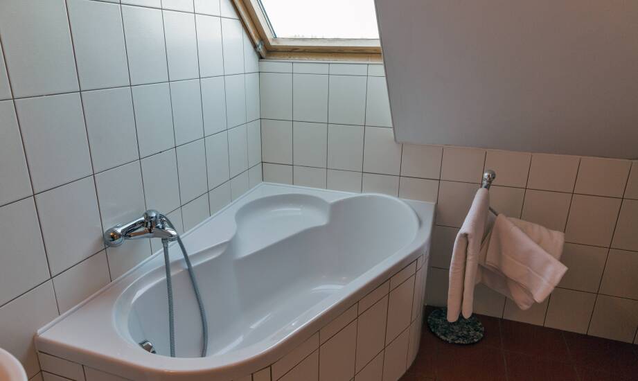 Badewanne mit Ablage: moderne Lösungen für kleine Badezimmer