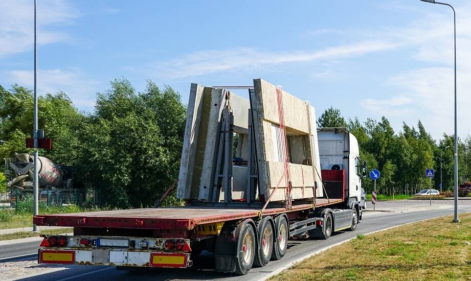 Specjalistyczny transport a prawne przepisy: co warto wiedzieć?