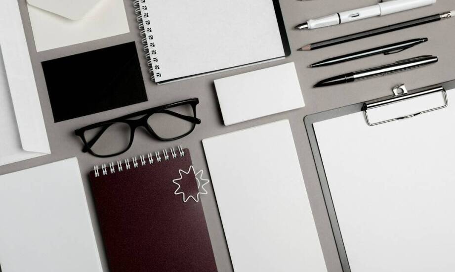 Praktyczne aspekty wyboru zestawów piśmienniczych z logo dla firm.