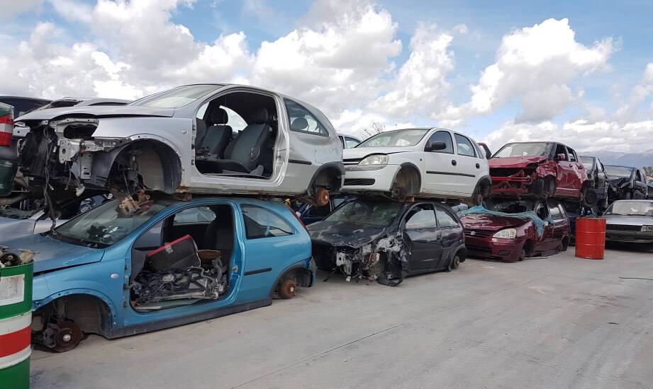 Demontaż osobowych samochodów – co warto wiedzieć przed oddaniem auta?