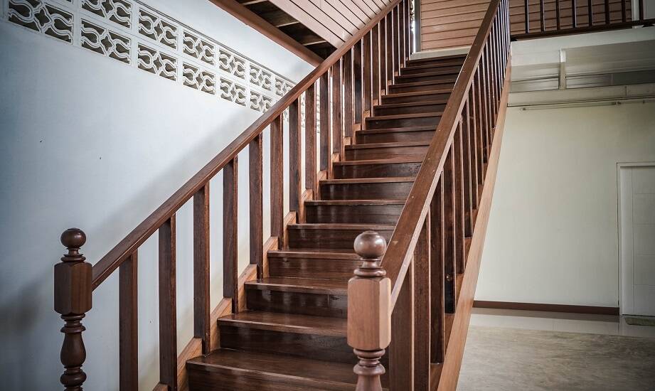 Rola drewnianych schodów samonośnych w aranżacji minimalistycznych wnętrz