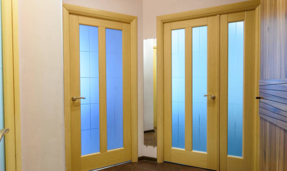 Jakie marki wewnętrznych drzwi z montażem oferuje firma Lach-Usługi?
