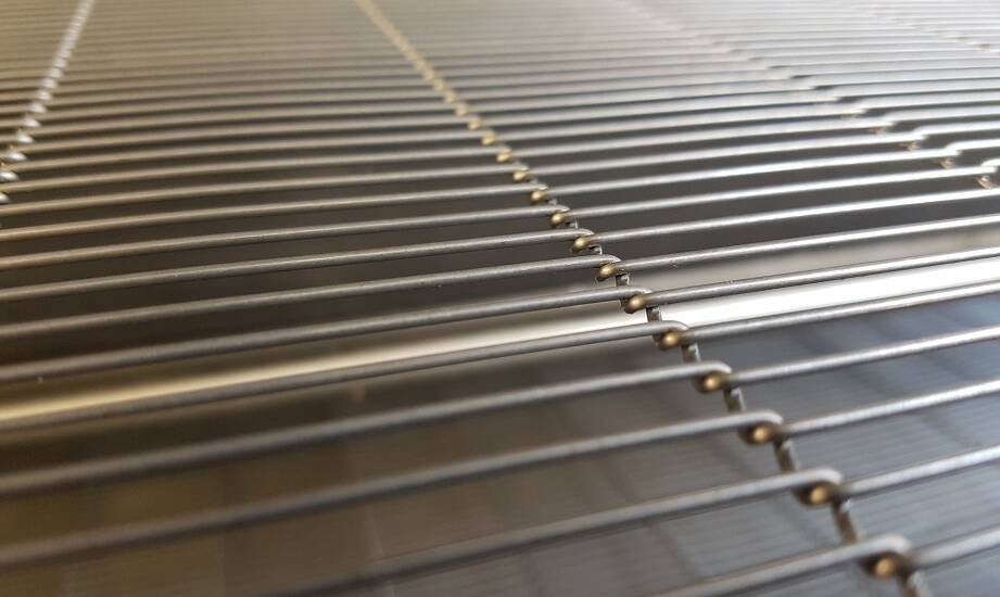 Jakie korzyści niesie zastosowanie siatkowych taśm w przemyśle?