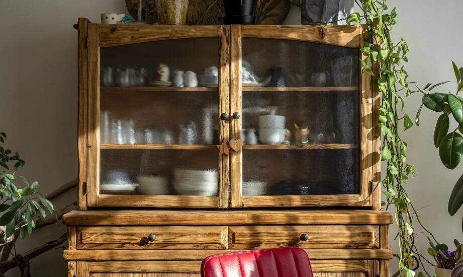 Drewniane kredensy jako serce rustykalnej kuchni: wybór i aranżacja