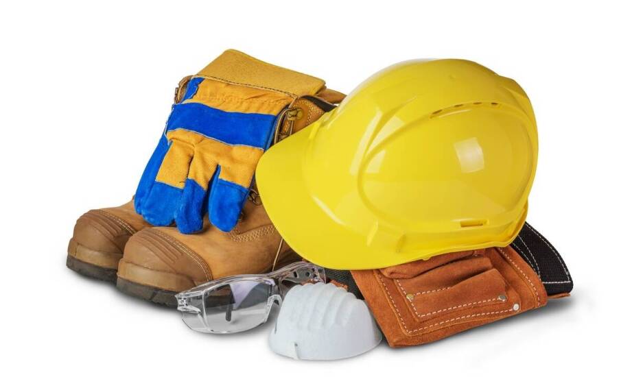 Komplet roboczych ubrań a ochrona przed zewnętrznymi czynnikami – co warto wiedzieć?