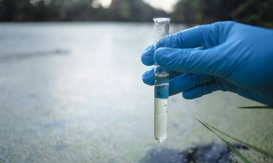 Jakie techniki są stosowane przy pobieraniu próbek do badań jakości wody?